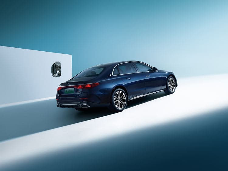 奔驰 E级 350 e L amg line 高清全屏壁纸