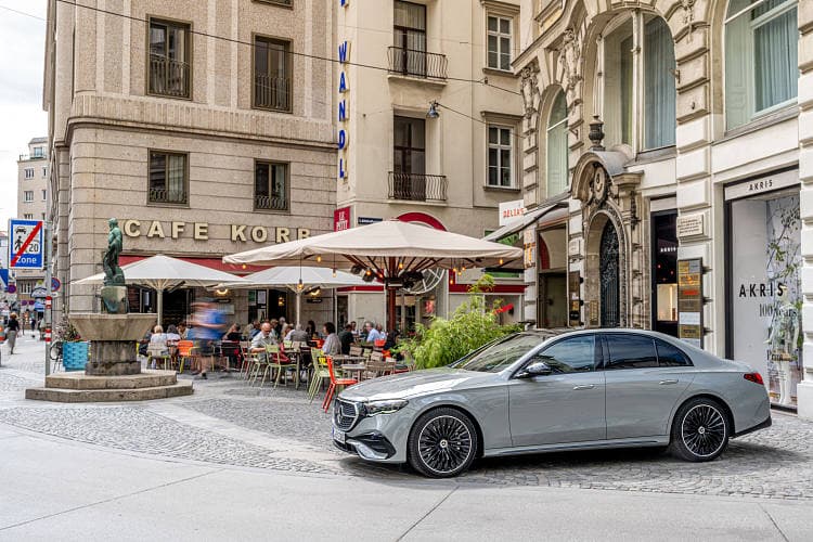 奔驰 E级 450 4matic amg line 高清全屏壁纸
