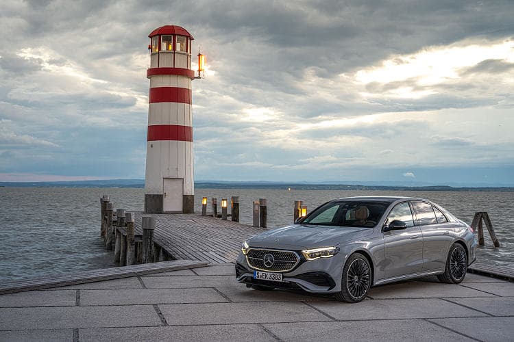 奔驰 E级 450 4matic amg line 高清全屏壁纸