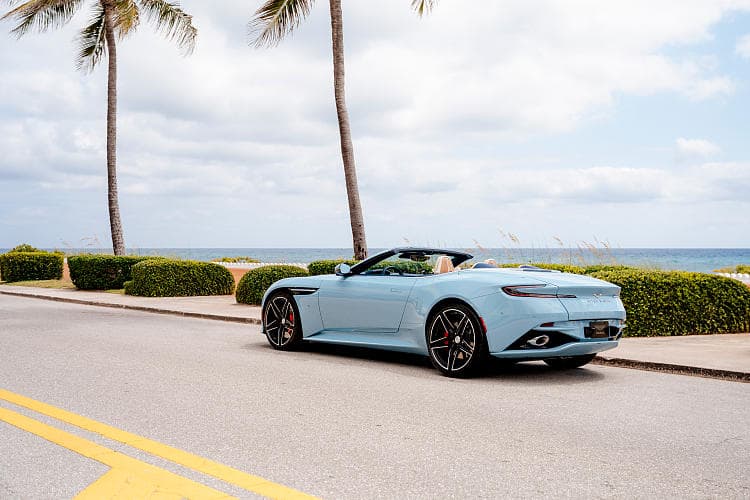 阿斯顿·马丁 DB12 Volante Palm Beach Edition 高清全屏壁纸