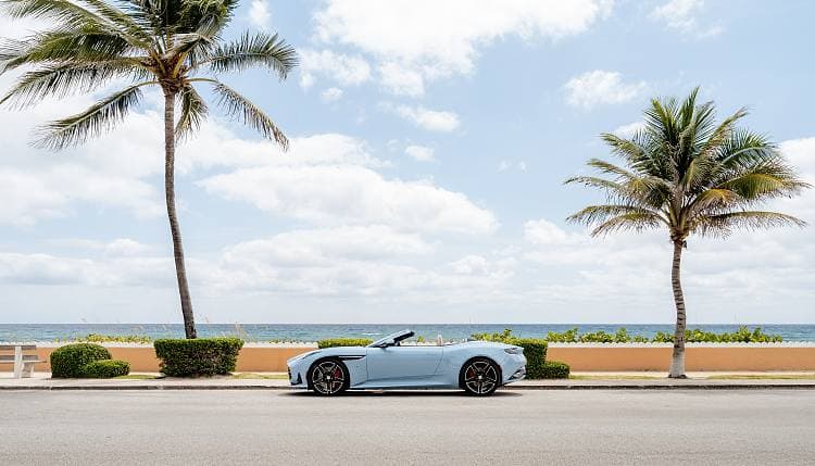 阿斯顿·马丁 DB12 Volante Palm Beach Edition 高清全屏壁纸