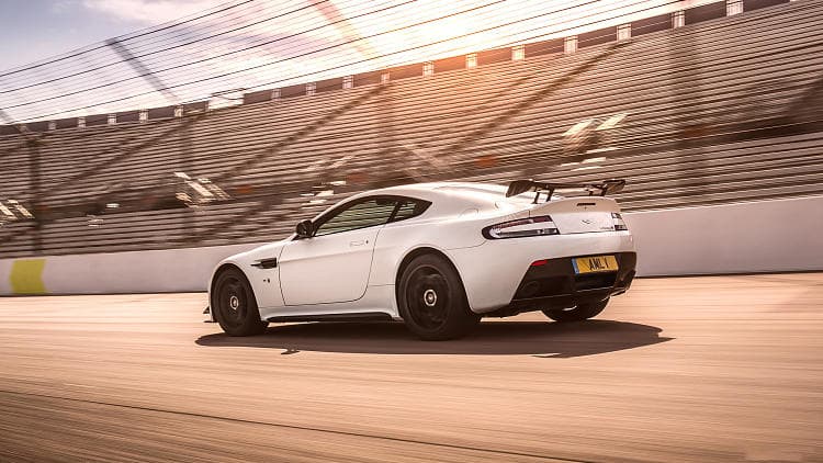 阿斯顿·马丁 Vantage amr 高清全屏壁纸