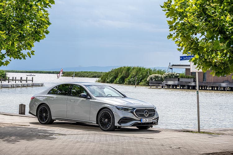 奔驰 E级 450 4matic amg line 高清全屏壁纸