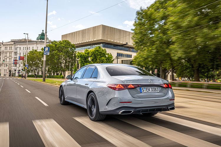 奔驰 E级 450 4matic amg line 高清全屏壁纸