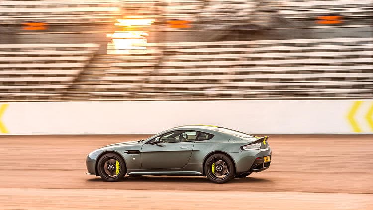 阿斯顿·马丁 Vantage amr 高清手机竖屏壁纸