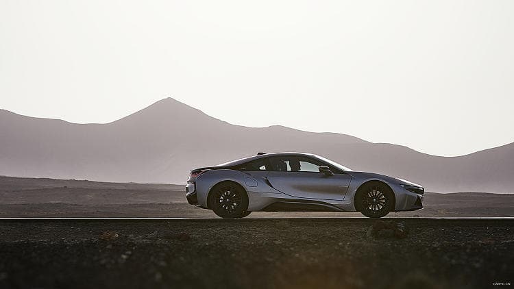 宝马 i8 roadster 高清全屏壁纸