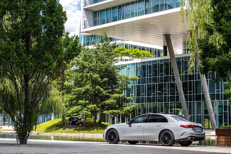 奔驰 E级 450 4matic amg line 高清全屏壁纸