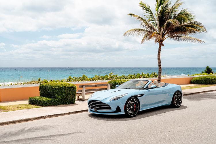 阿斯顿·马丁 DB12 Volante Palm Beach Edition 高清全屏壁纸