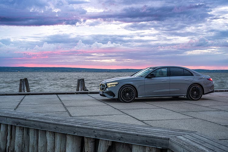 奔驰 E级 450 4matic amg line 高清全屏壁纸