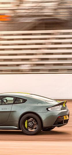 阿斯顿·马丁 Vantage amr 高清全屏壁纸