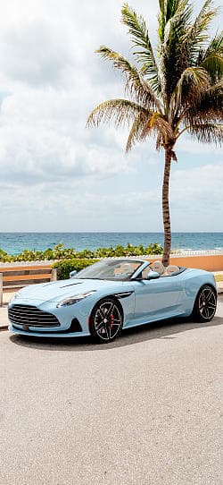 阿斯顿·马丁 DB12 Volante Palm Beach Edition 高清手机竖屏壁纸
