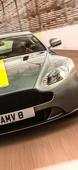 阿斯顿·马丁 Vantage amr 高清全屏壁纸