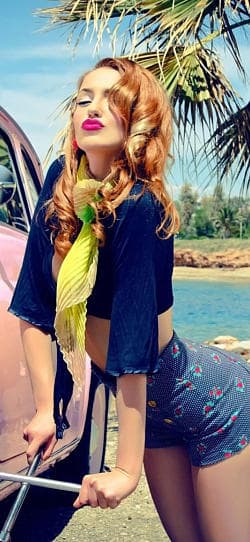 主题 美女车模  高清手机竖屏壁纸