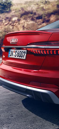 奥迪 S6 sedan 高清手机竖屏壁纸