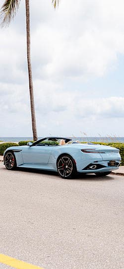 阿斯顿·马丁 DB12 Volante Palm Beach Edition 高清手机竖屏壁纸