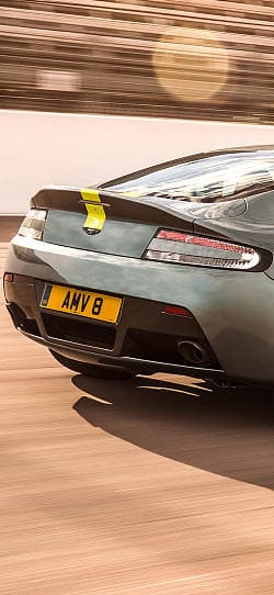阿斯顿·马丁 Vantage amr 高清全屏壁纸
