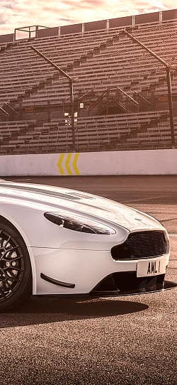 阿斯顿·马丁 Vantage amr 高清全屏壁纸