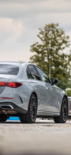 奔驰 E级 450 4matic amg line 高清手机竖屏壁纸