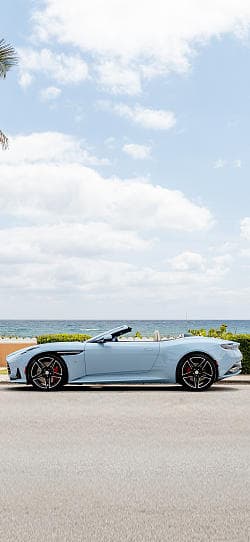 阿斯顿·马丁 DB12 Volante Palm Beach Edition 高清手机竖屏壁纸