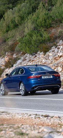 捷豹 XF p300_awd_r-dynamic 高清手机竖屏壁纸