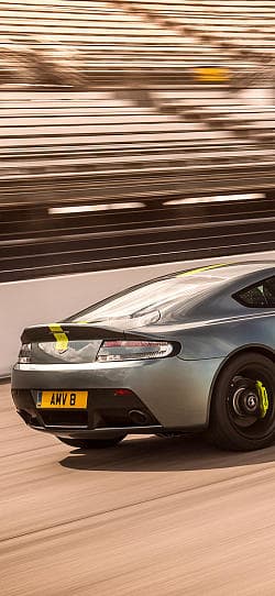 阿斯顿·马丁 Vantage amr 高清全屏壁纸